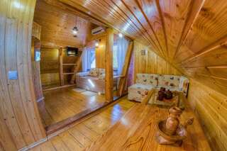 Курортные отели Karpatska Villa Микуличин Двухместный номер с 1 кроватью и общей ванной комнатой - Мансарда-1