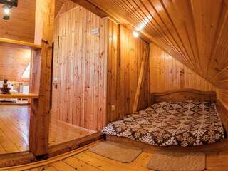 Курортные отели Karpatska Villa Микуличин Двухместный номер с 1 кроватью и общей ванной комнатой - Мансарда-7